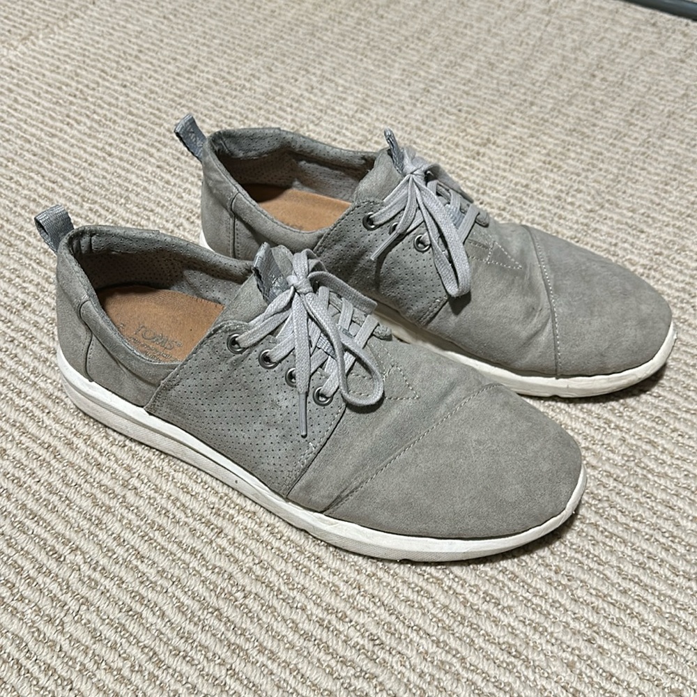 Tom's gray shoes